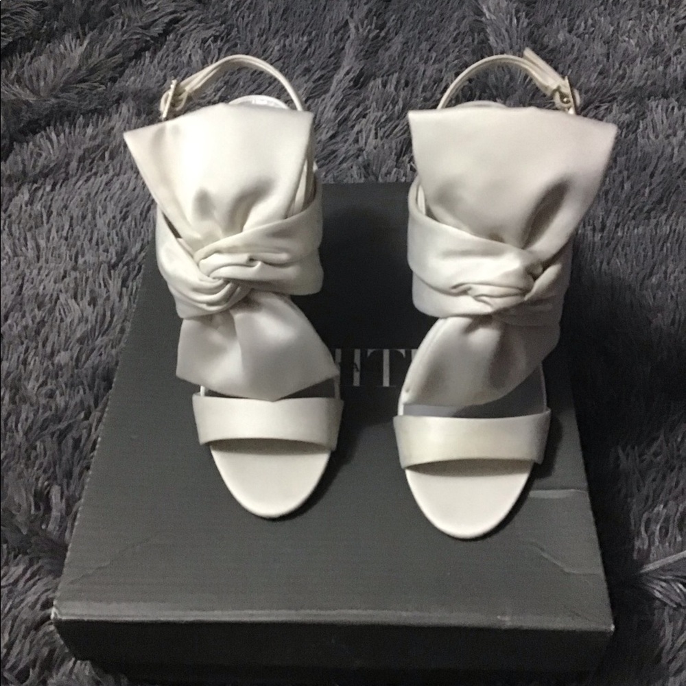 Vera Wang “White” Bow heels 8.5 EUC Rare